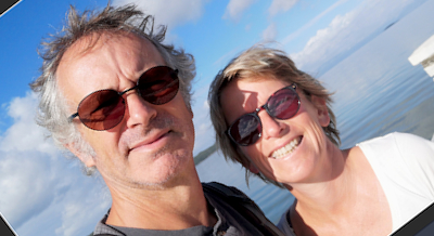 Selfie, incliné à 45°, d'Emmanuel & Sophie, tous les 2 avec des lunettes de soleil. Derrière nous, la mer est lisse